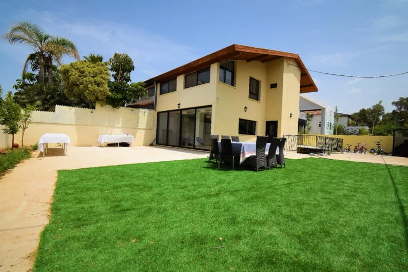 Wingate's Deluxe Villa Walking Distance to the Beach
