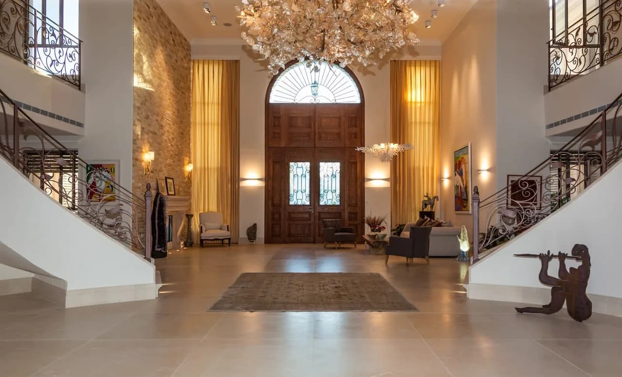 Prestige Big House Close to House of Worship