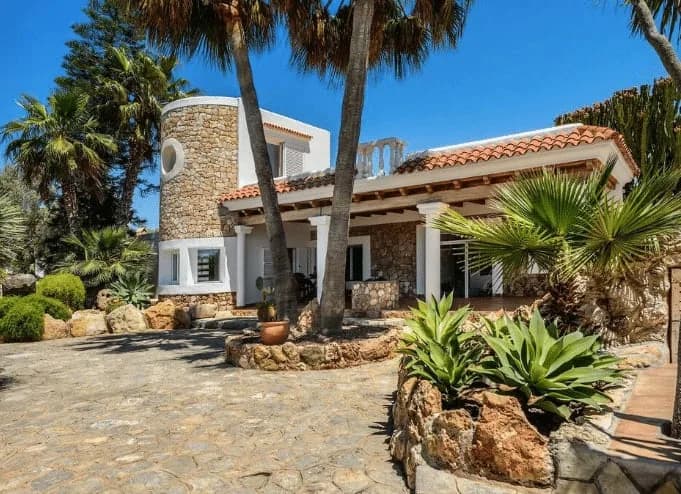 4 BR Bright Awesome Villa