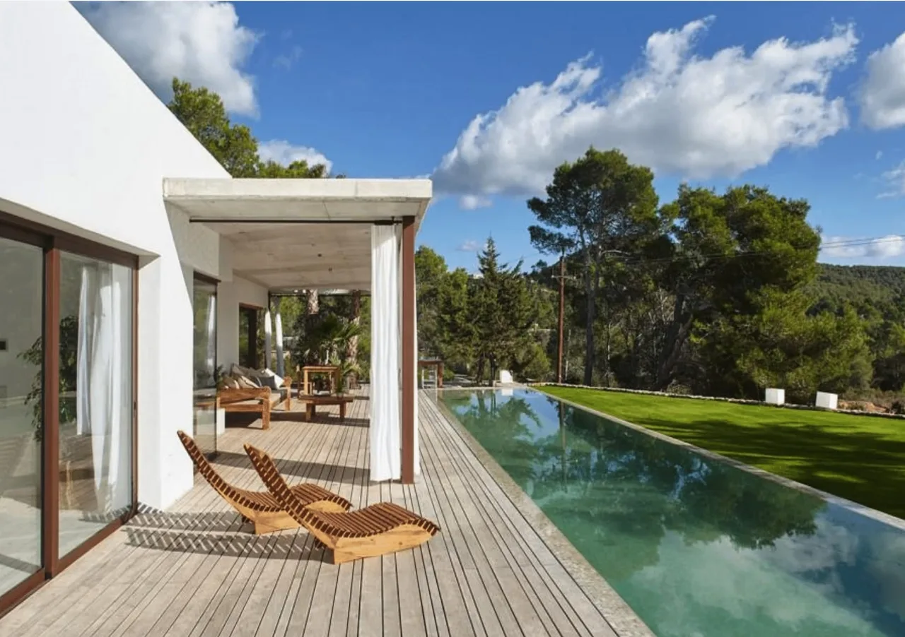 Serene Green Villa Near the Beach photo 4