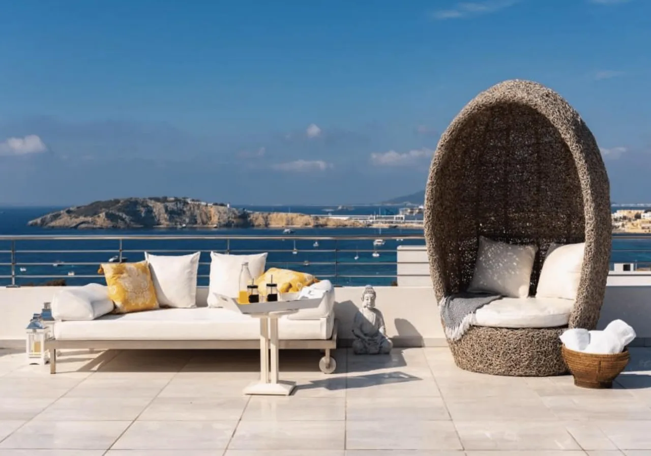 Beachfront Property with Stunning Sea Views photo 2