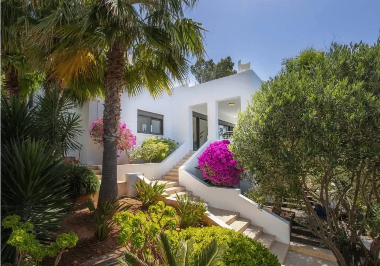 Beachfront Property with Stunning Sea Views photo 4