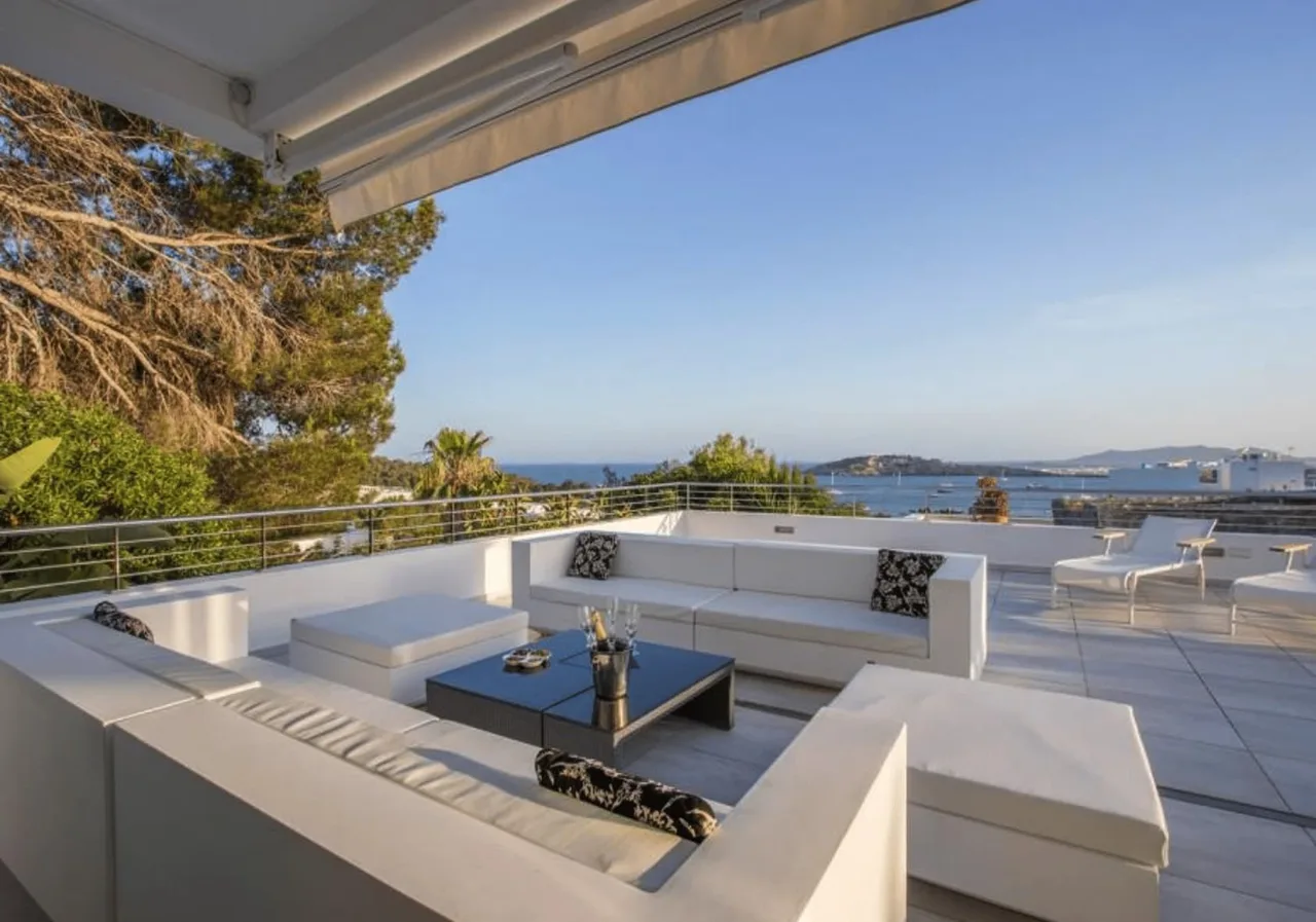Beachfront Property with Stunning Sea Views photo 5