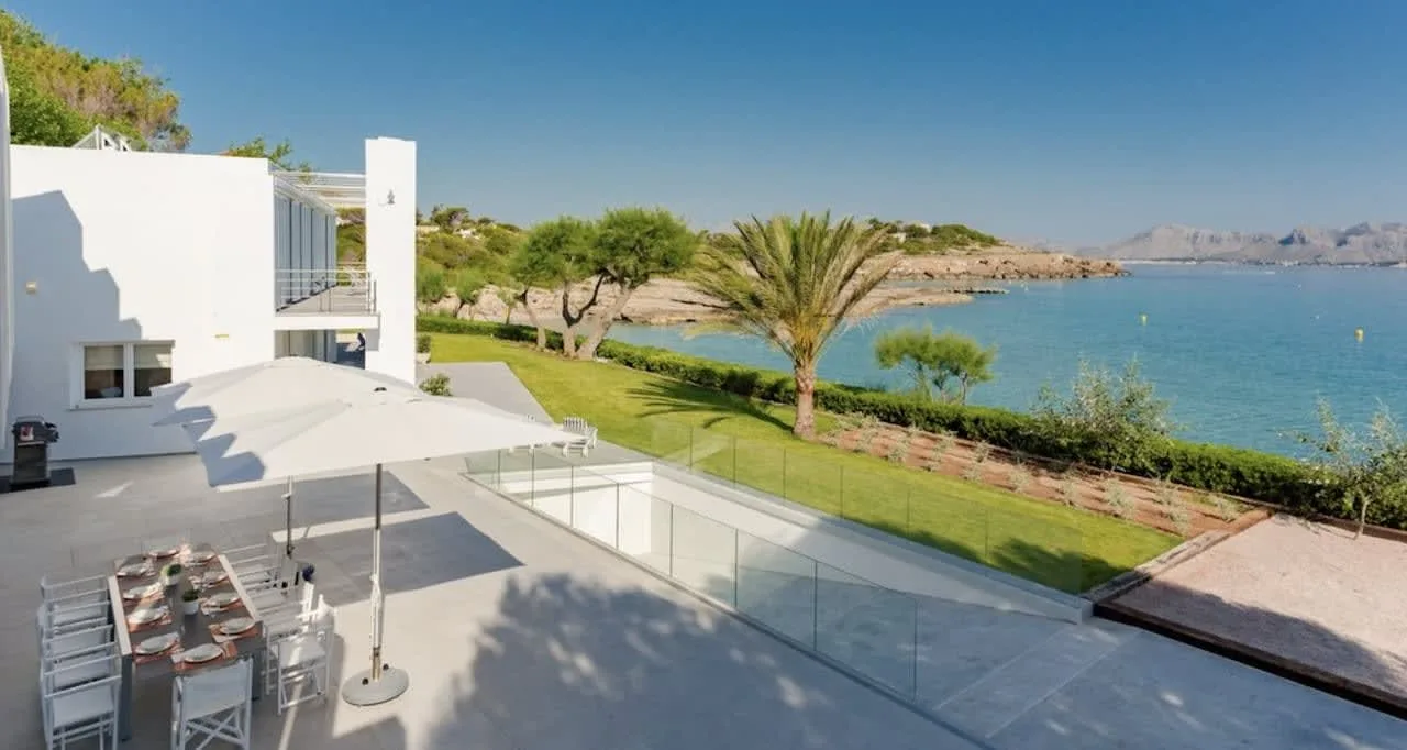 Most Wonderful Villa with Saline Pool and Waterfall