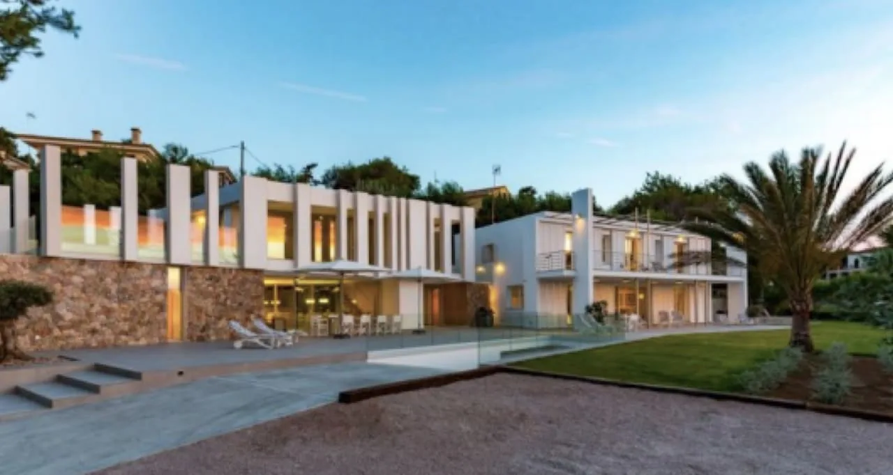 Most Wonderful Villa with Saline Pool and Waterfall photo 3