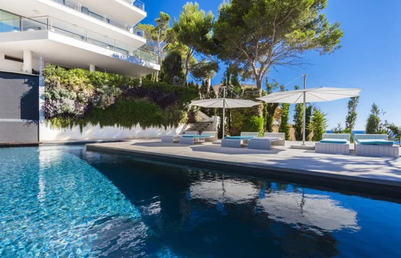 Magnificent Villa on the Rocks Directly From the Sea