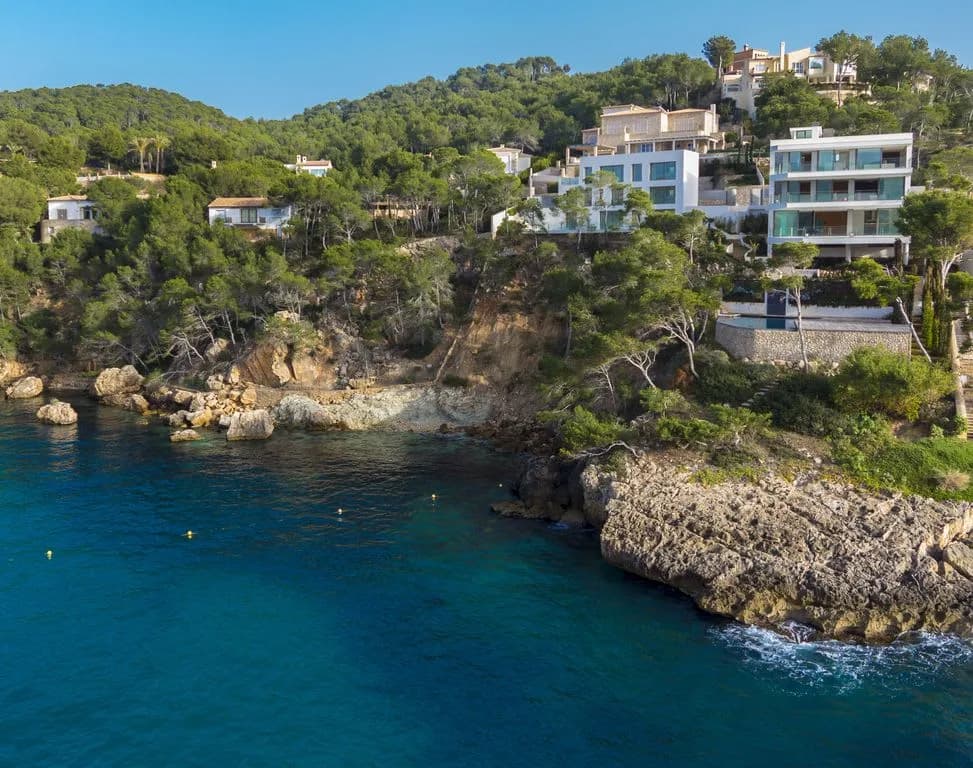 Magnificent Villa on the Rocks Directly From the Sea photo 3
