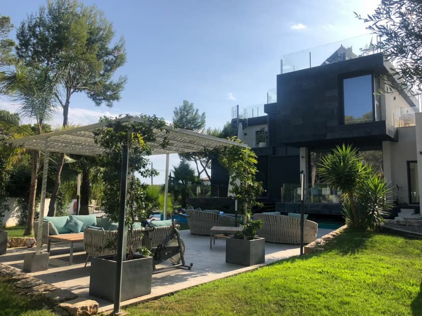 Private Artistic Villa with Garden and Deluxe Pool
