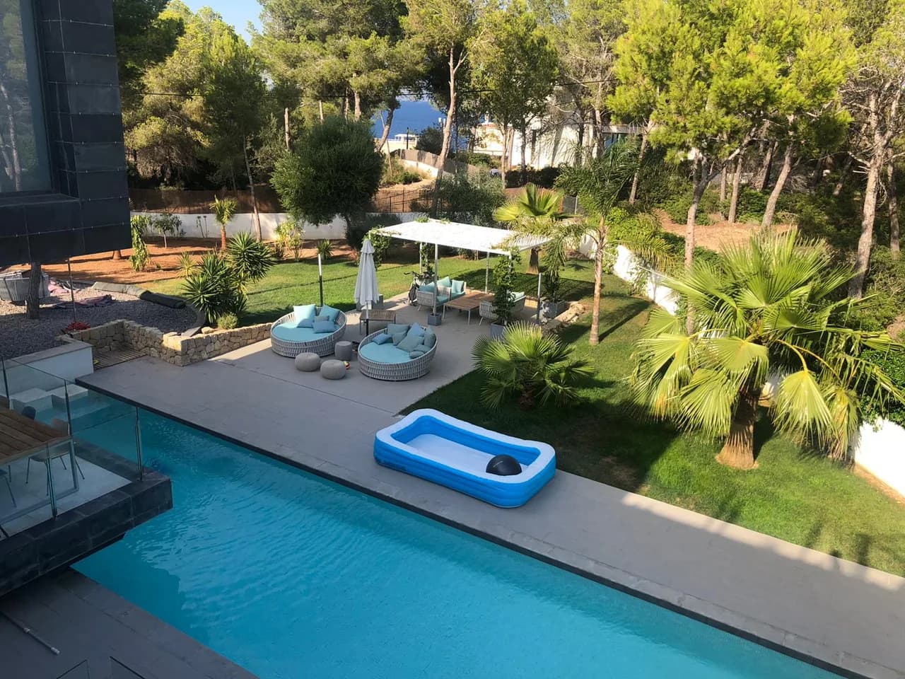 Private Artistic Villa with Garden and Deluxe Pool photo 4