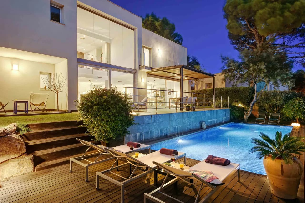 Luxurious Two Story Villa with Pool photo 3