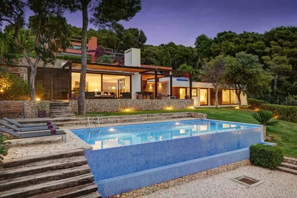 Deluxe Modern Beach Villa with Infinity Pool