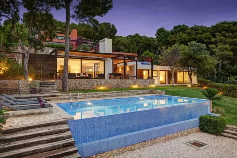 Deluxe Modern Beach Villa with Infinity Pool