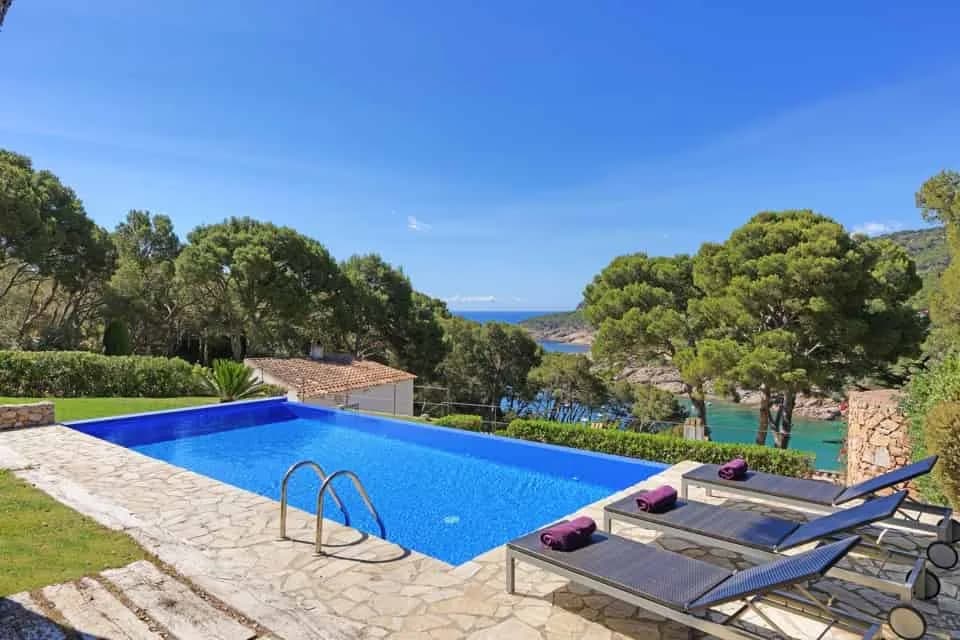 Deluxe Modern Beach Villa with Infinity Pool photo 2