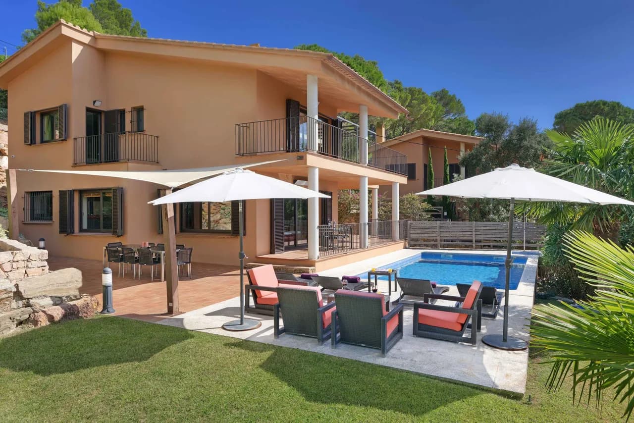 Spacious Two Storey Villa with Pool and Beautiful Garden photo 2
