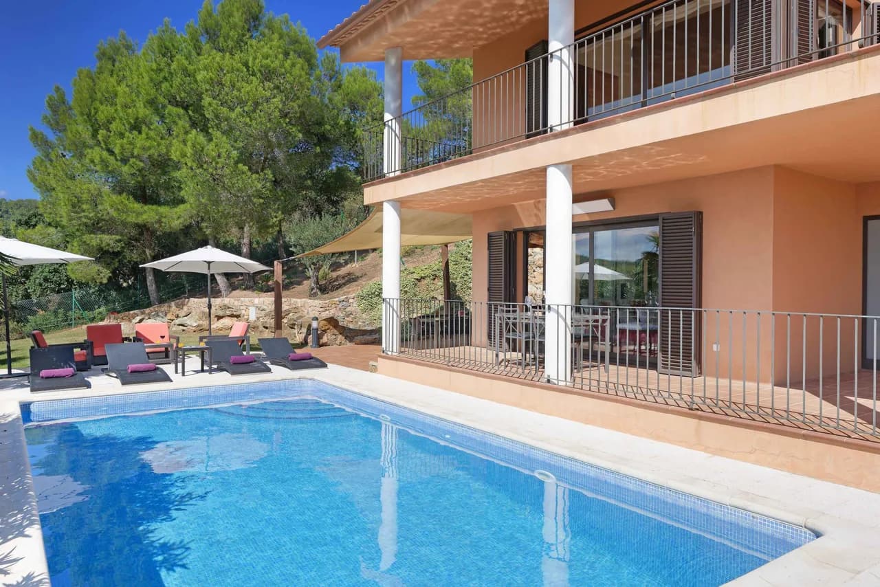 Spacious Two Storey Villa with Pool and Beautiful Garden photo 3