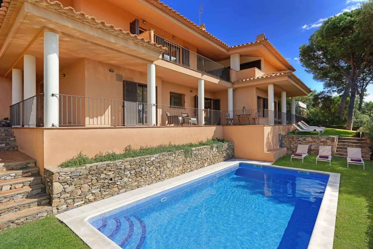 Stylish Villa with Private Pool and Mountain View photo 2