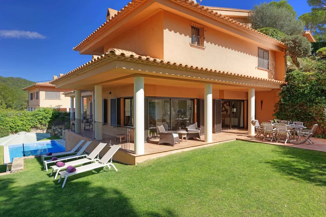 Stylish Villa with Private Pool and Mountain View photo 4