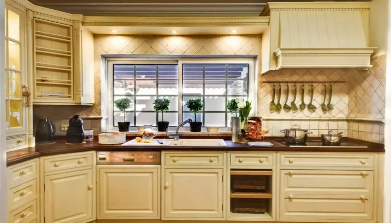 Striking Grand Villa with Outstanding Garden photo 4