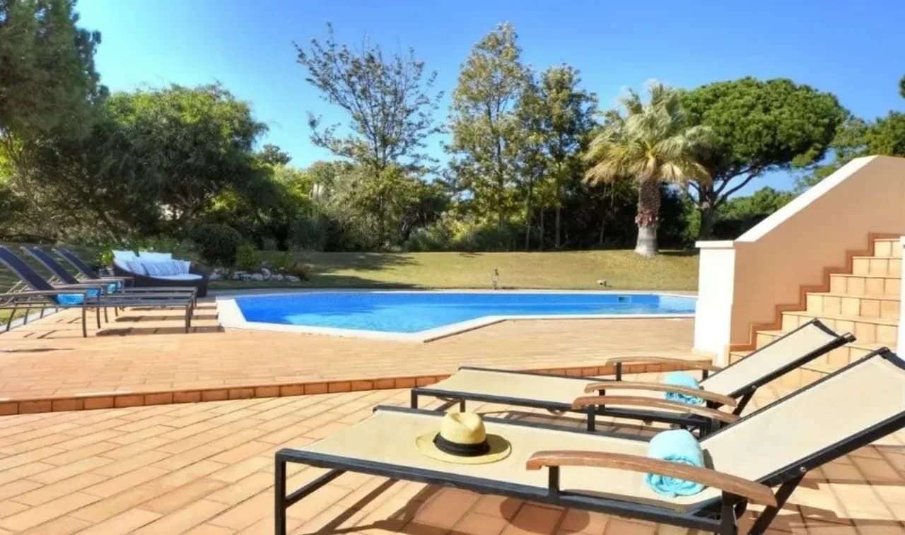 Striking Grand Villa with Outstanding Garden photo 5