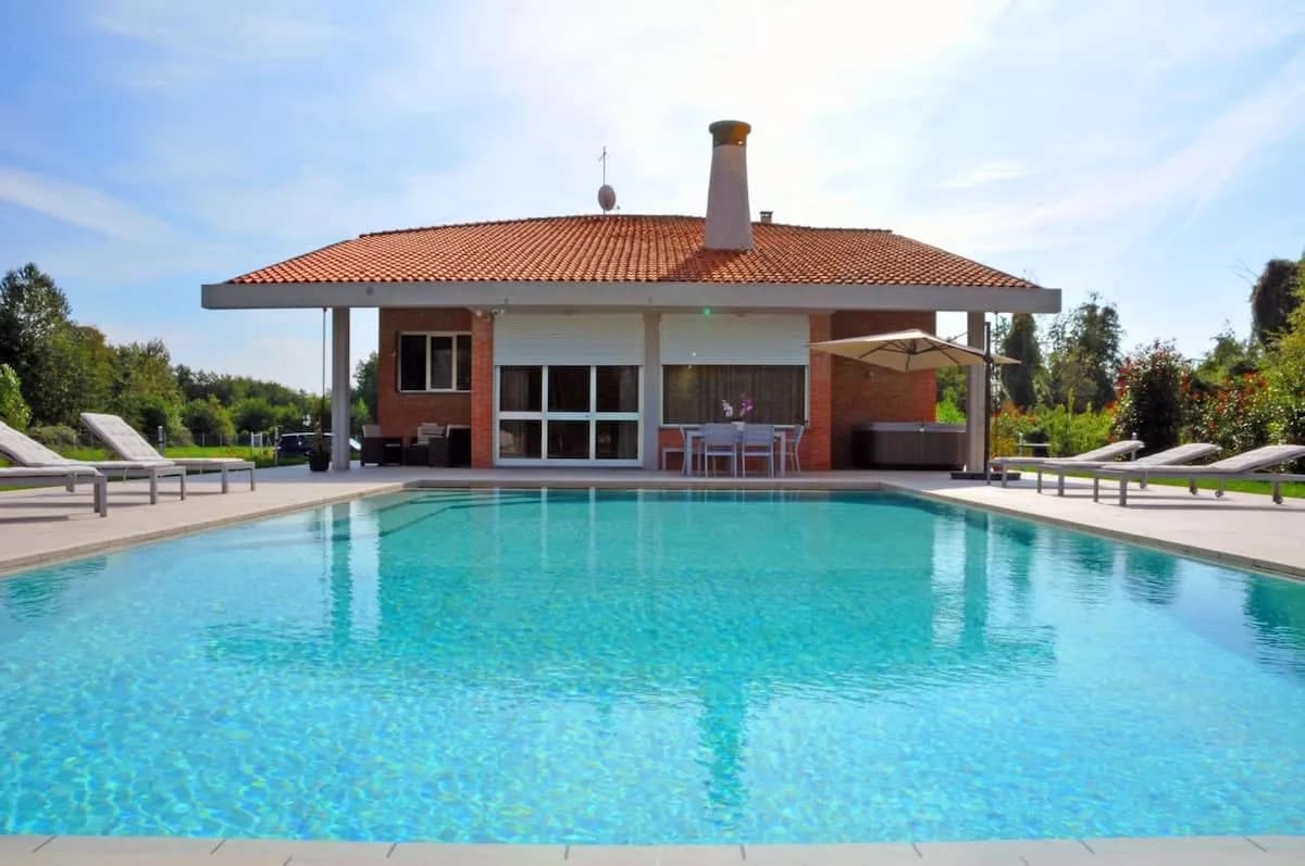 Ideal 5 BR Villa With Pool