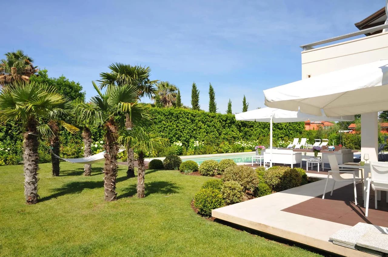 Luxurious Modern Villa With Refreshing Pool photo 2