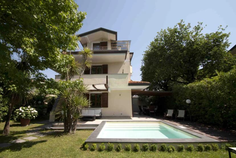 Lovely 4 BR Villa With Mediterranean Garden