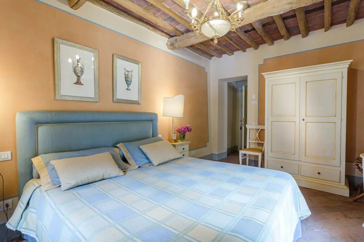 Traditional Tuscan Villa Surrounded By Olive Groves And Orchards photo 3