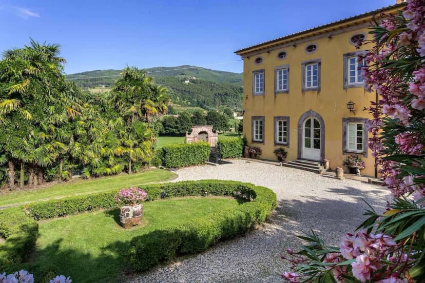 Elegant Hillside Villa With Panoramic Views