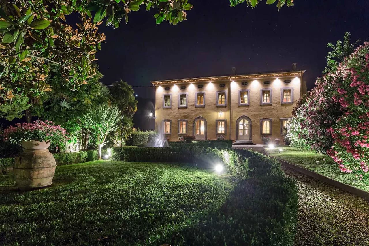 Elegant Hillside Villa With Panoramic Views photo 2