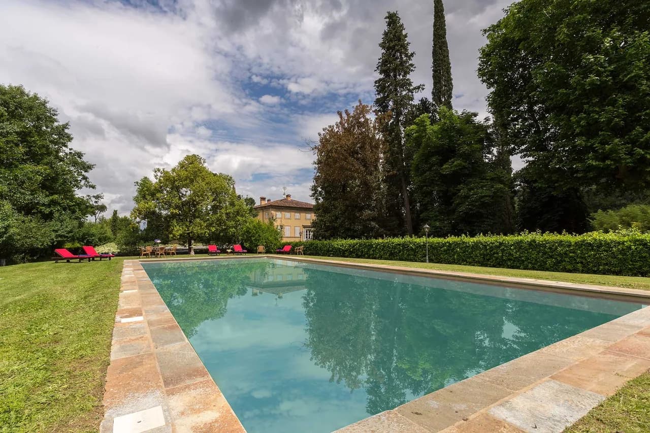 Spacious Modern Villa With Pool And Italian Garden photo 3