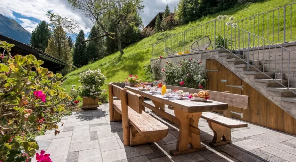 Marvelous Wooden Chalet with Warm Mountain Views photo 4