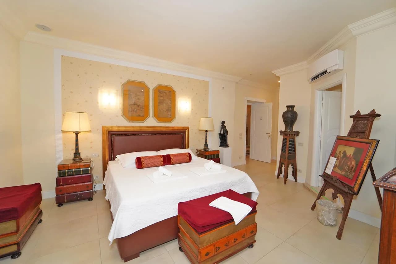 Splendid Aristocratic Villa Surrounded By Greenery photo 3