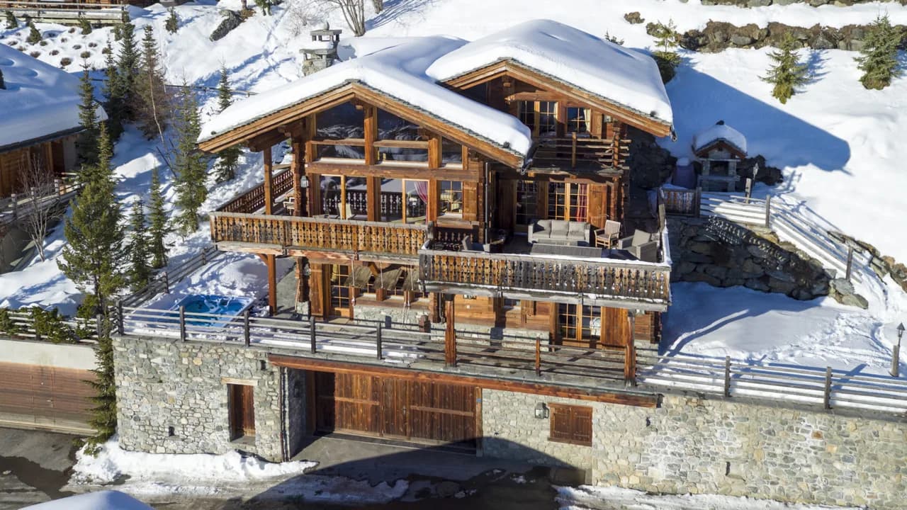 Exclusive Lofty Chalet for a Perfect Winter Retreat photo 2