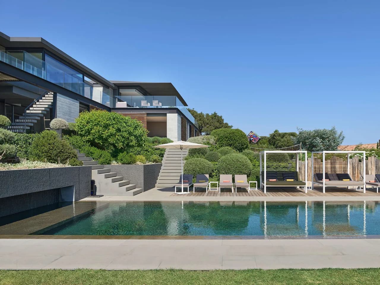 Modern Jewel Villa with Astounding Design photo 5