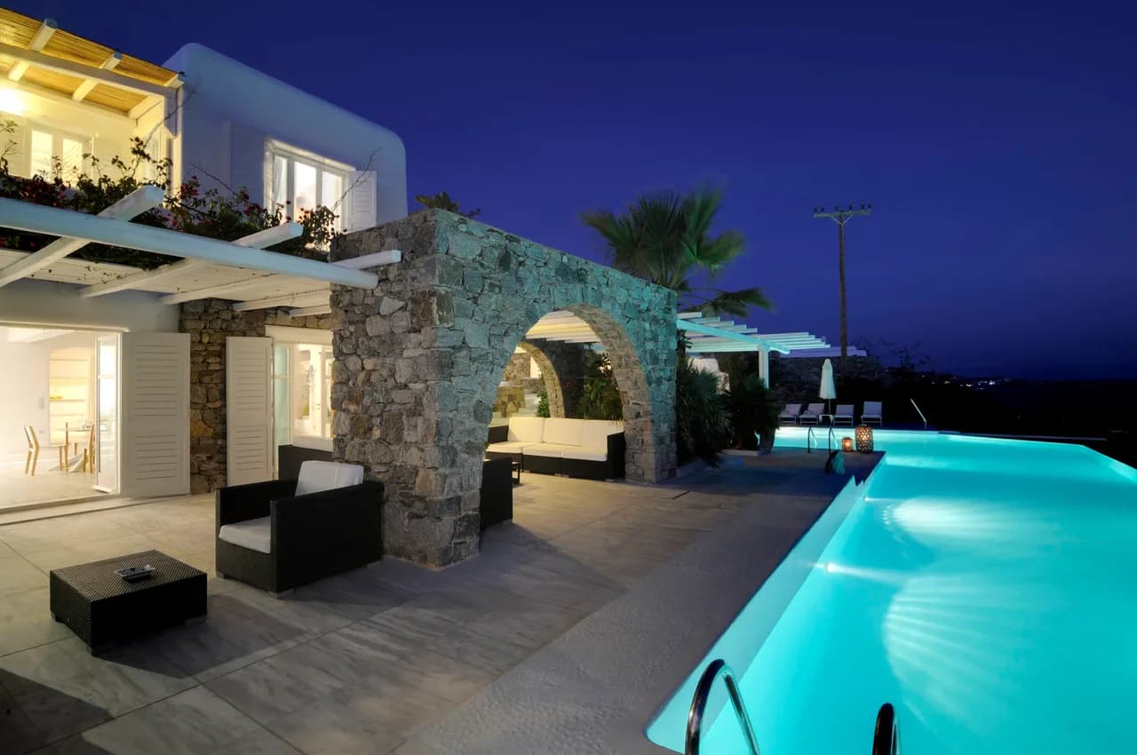 Luxurious Villa Overlooking the Aegon Sea