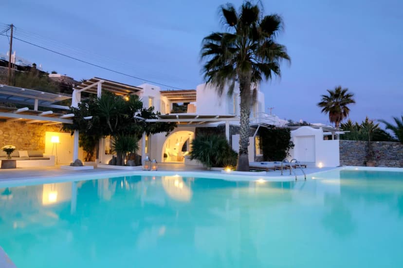 Modernly Furnished Villa with Large Swimming Pool