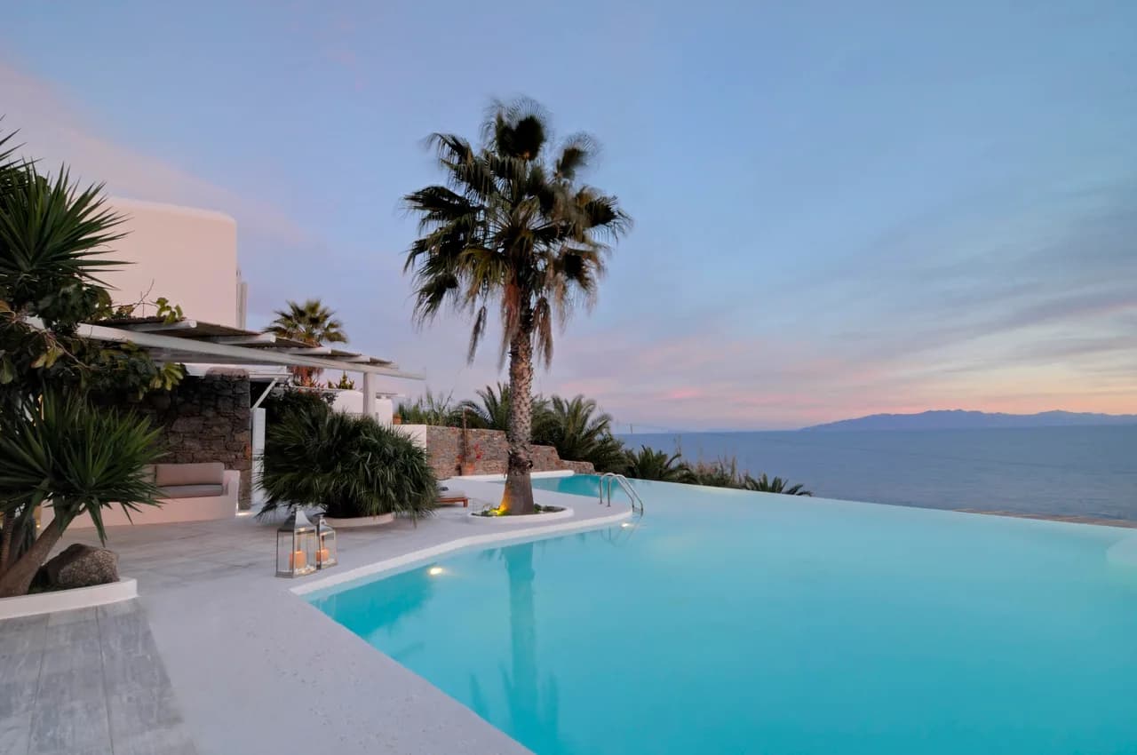 Modernly Furnished Villa with Large Swimming Pool photo 2