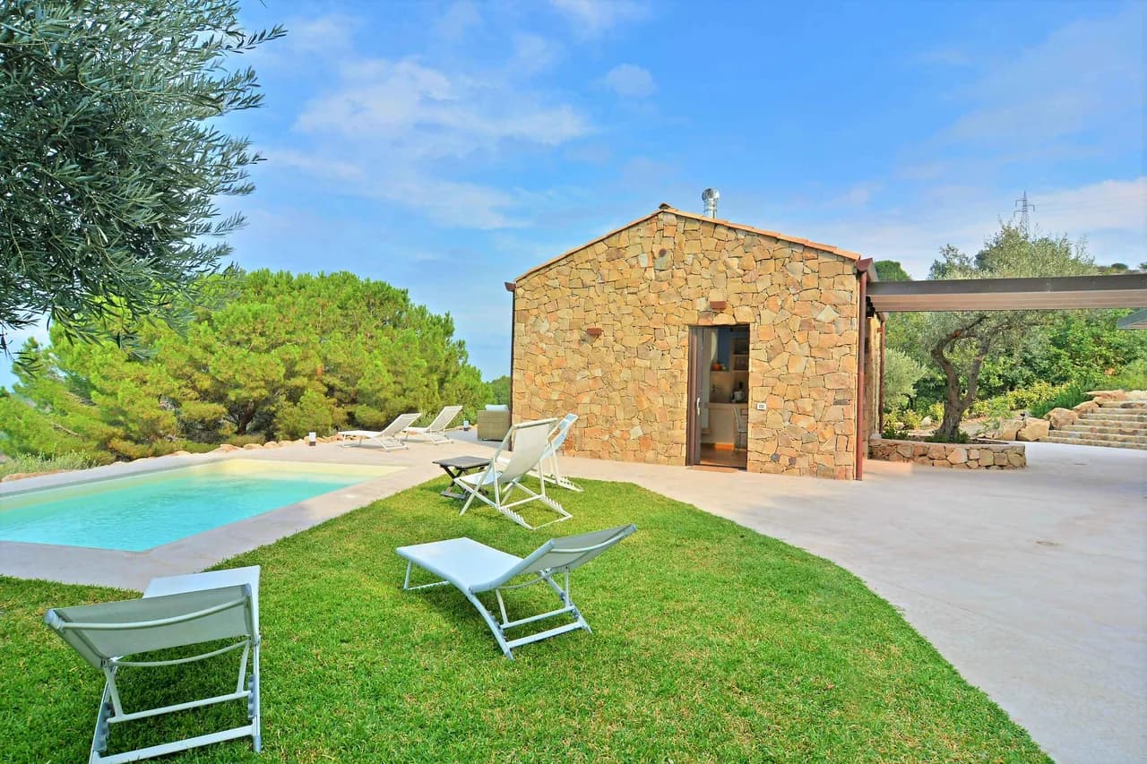 Contemporary Villa With Beautiful Scenery photo 5