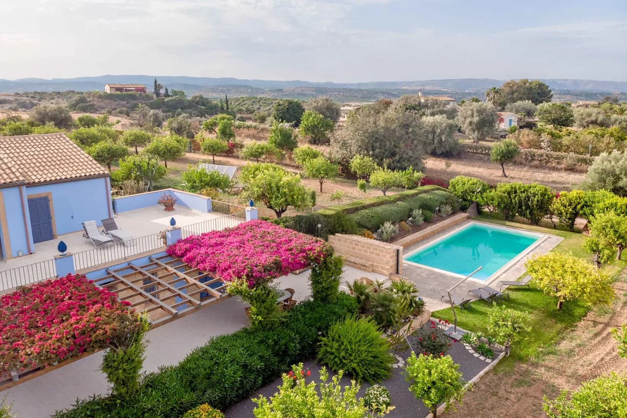 Impressive Villa With Inviting Pool And Lush Garden photo 5