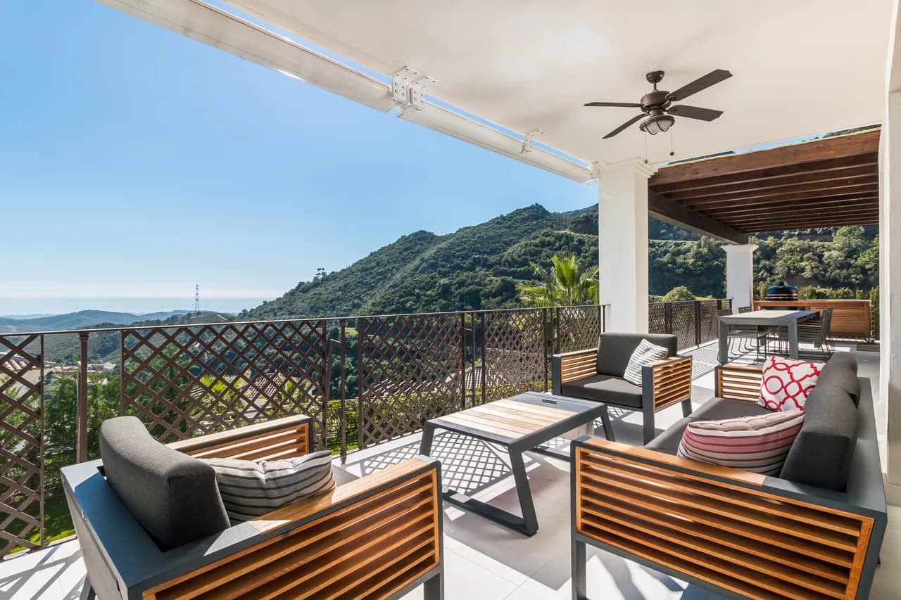 Charming Villa Surrounded by Rich Greenery and Rolling Mountains photo 2