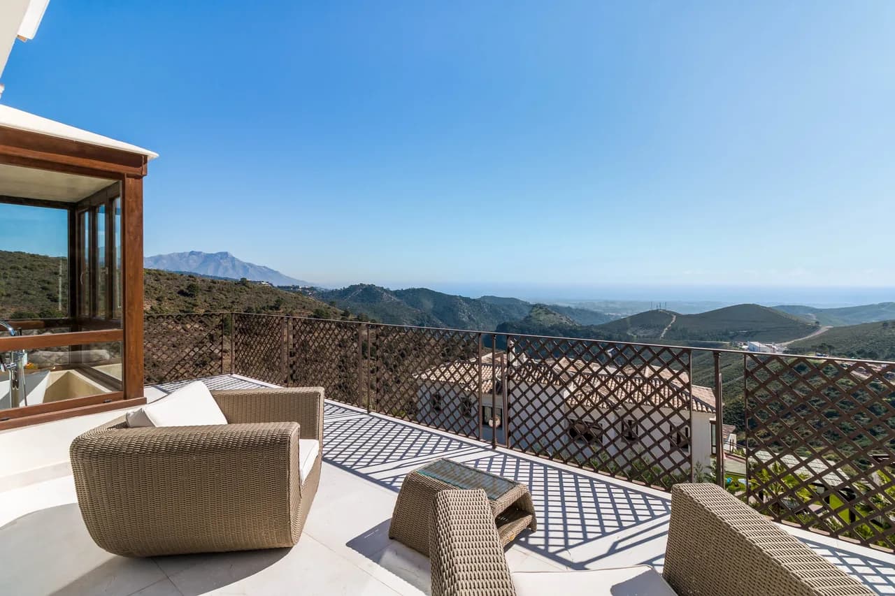 Charming Villa Surrounded by Rich Greenery and Rolling Mountains photo 3