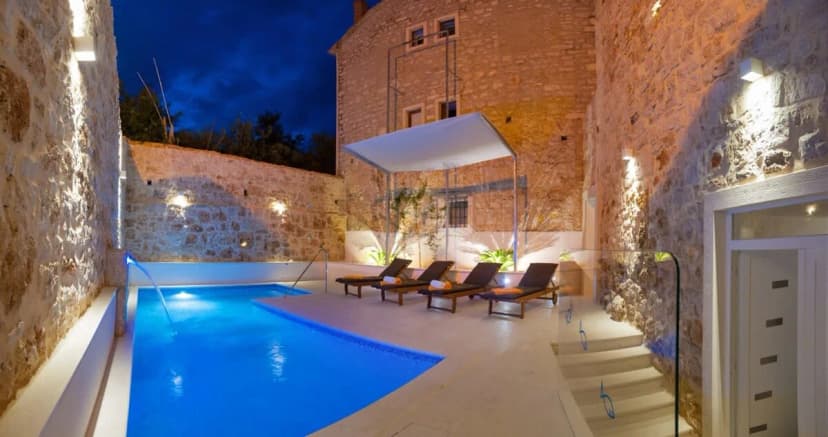 Elegant Villa with Sparkling Pool and Jacuzzi