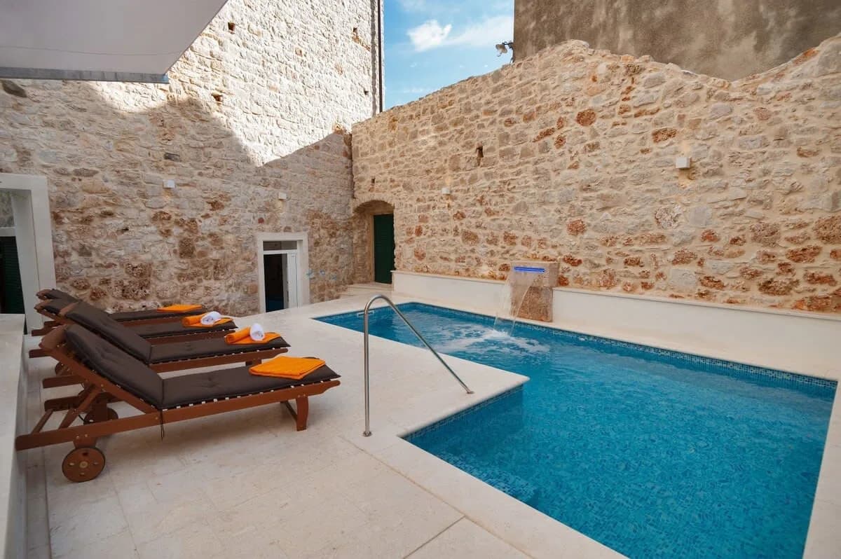 Elegant Villa with Sparkling Pool and Jacuzzi photo 4