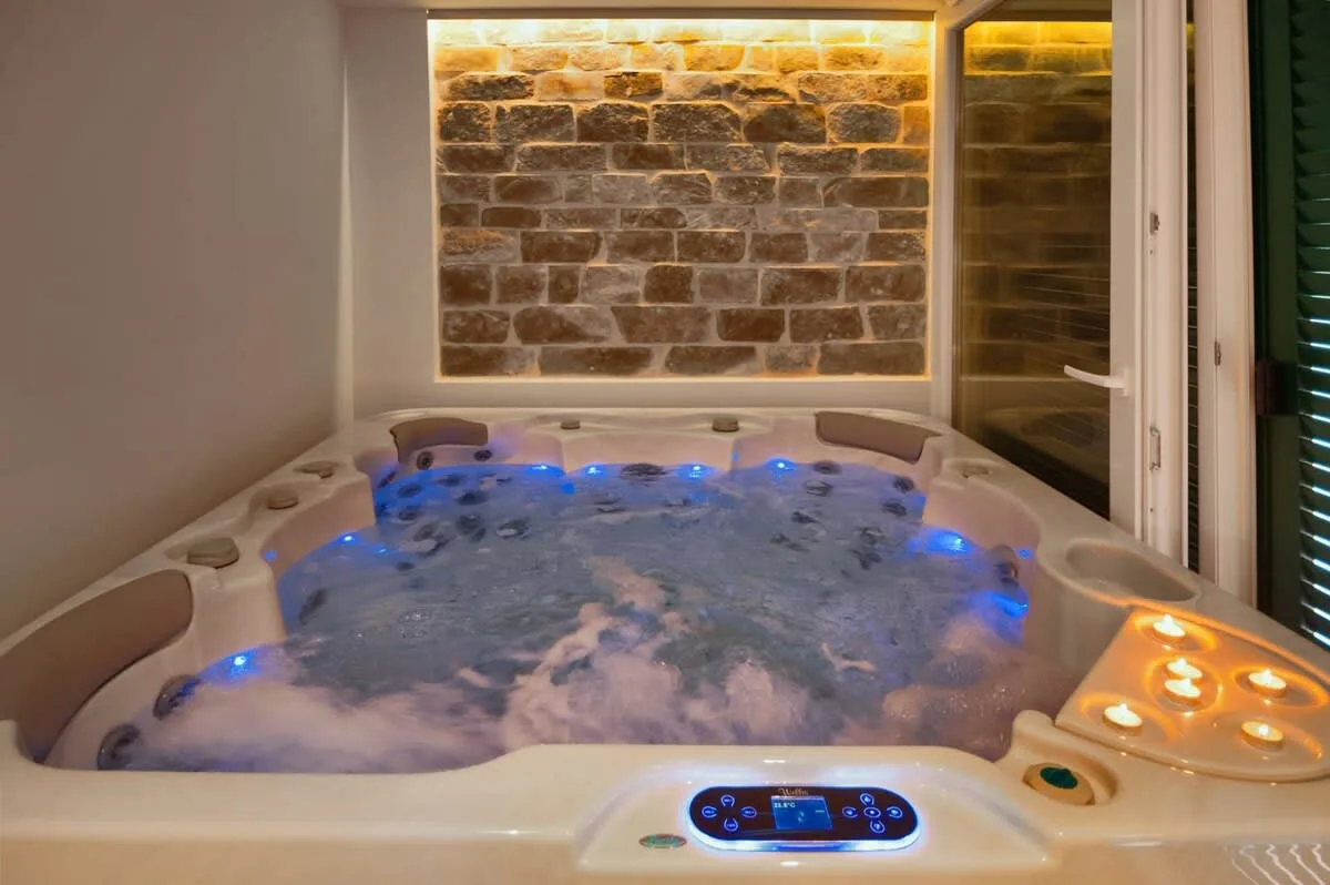 Elegant Villa with Sparkling Pool and Jacuzzi photo 5