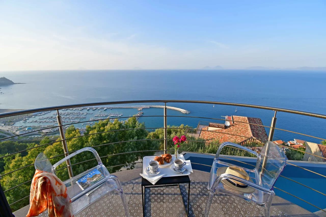 Contemporary Hillside Villa With Panoramic Sea Views photo 5
