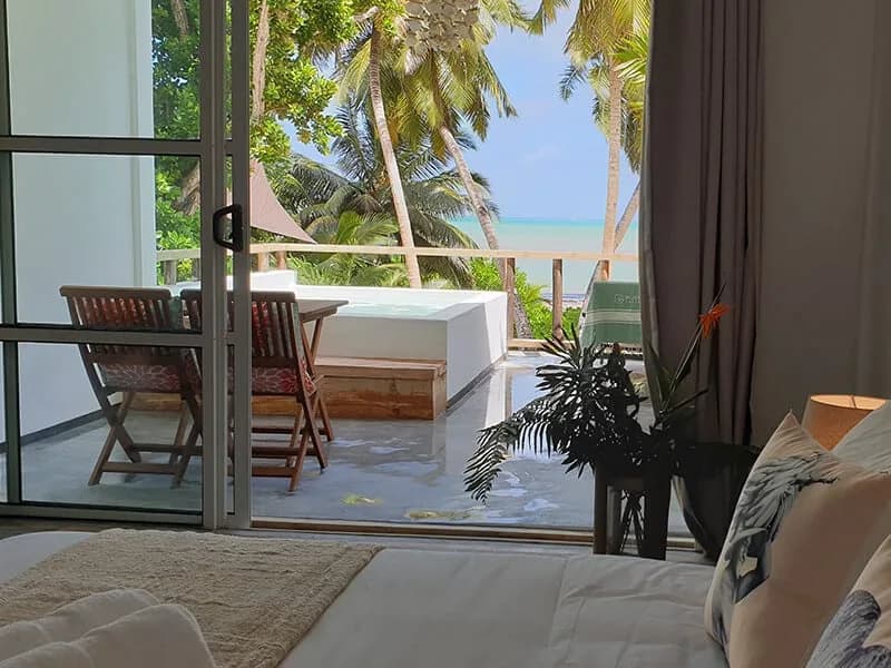 Stunning Room With Refreshing Pool And Beach View