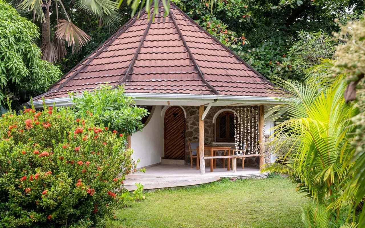 Warm Creole Styled Room With Tropical Flowers photo 5