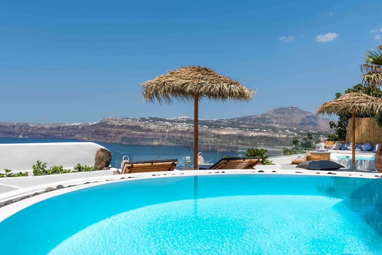 Lavish 5 BR Villa With Refreshing Pool And Jacuzzi