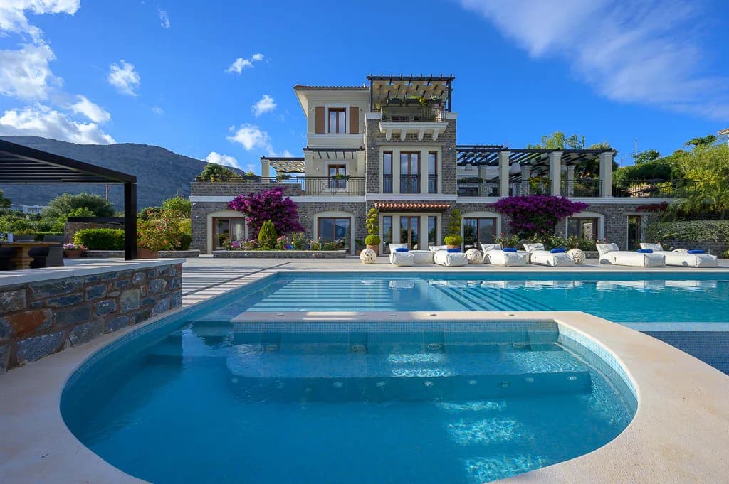 Sophisticated Villa with Outdoor Jacuzzi and Fireplace