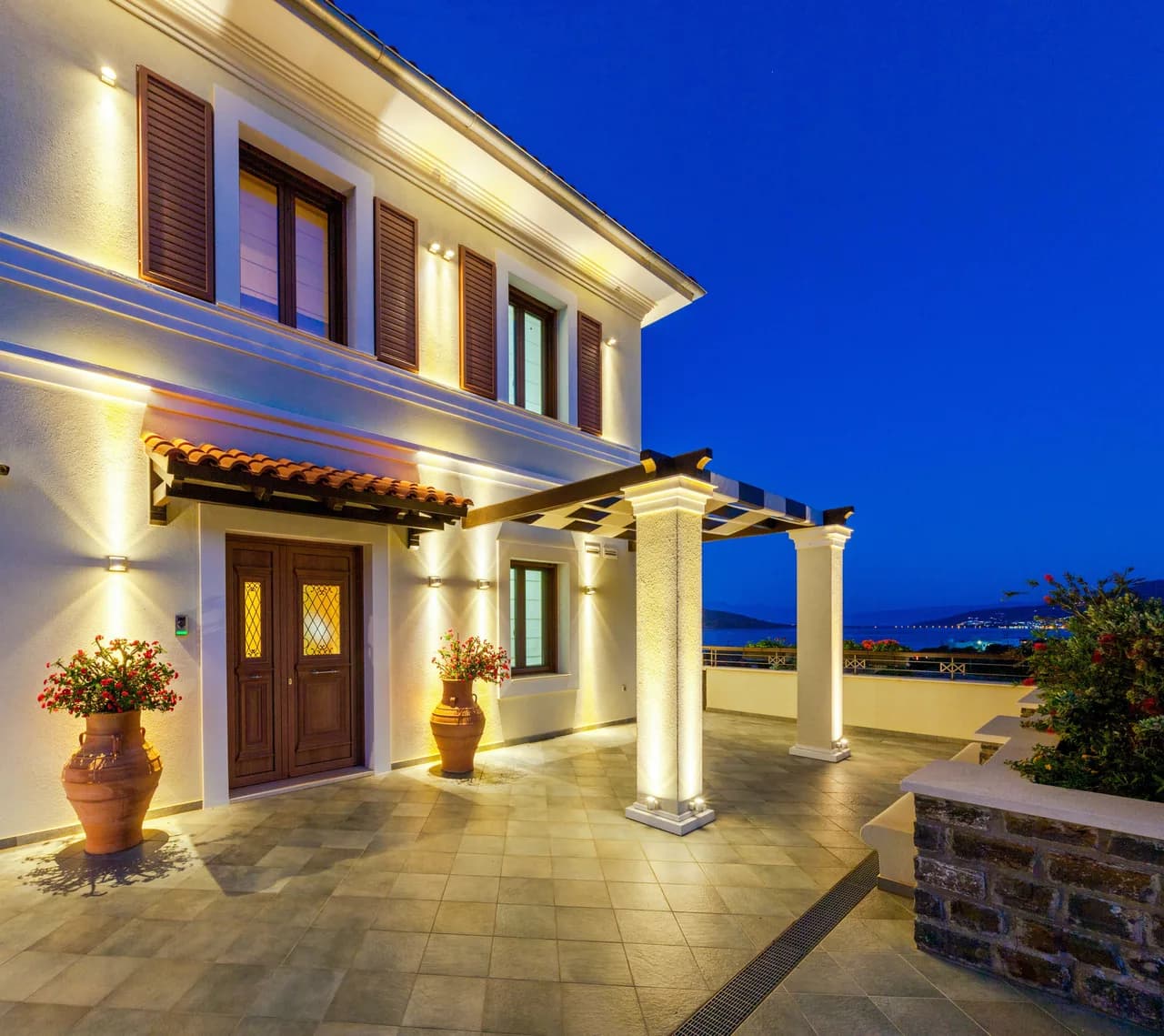 Sophisticated Villa with Outdoor Jacuzzi and Fireplace photo 2